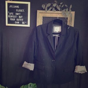 Black blazer with rollable sleeve